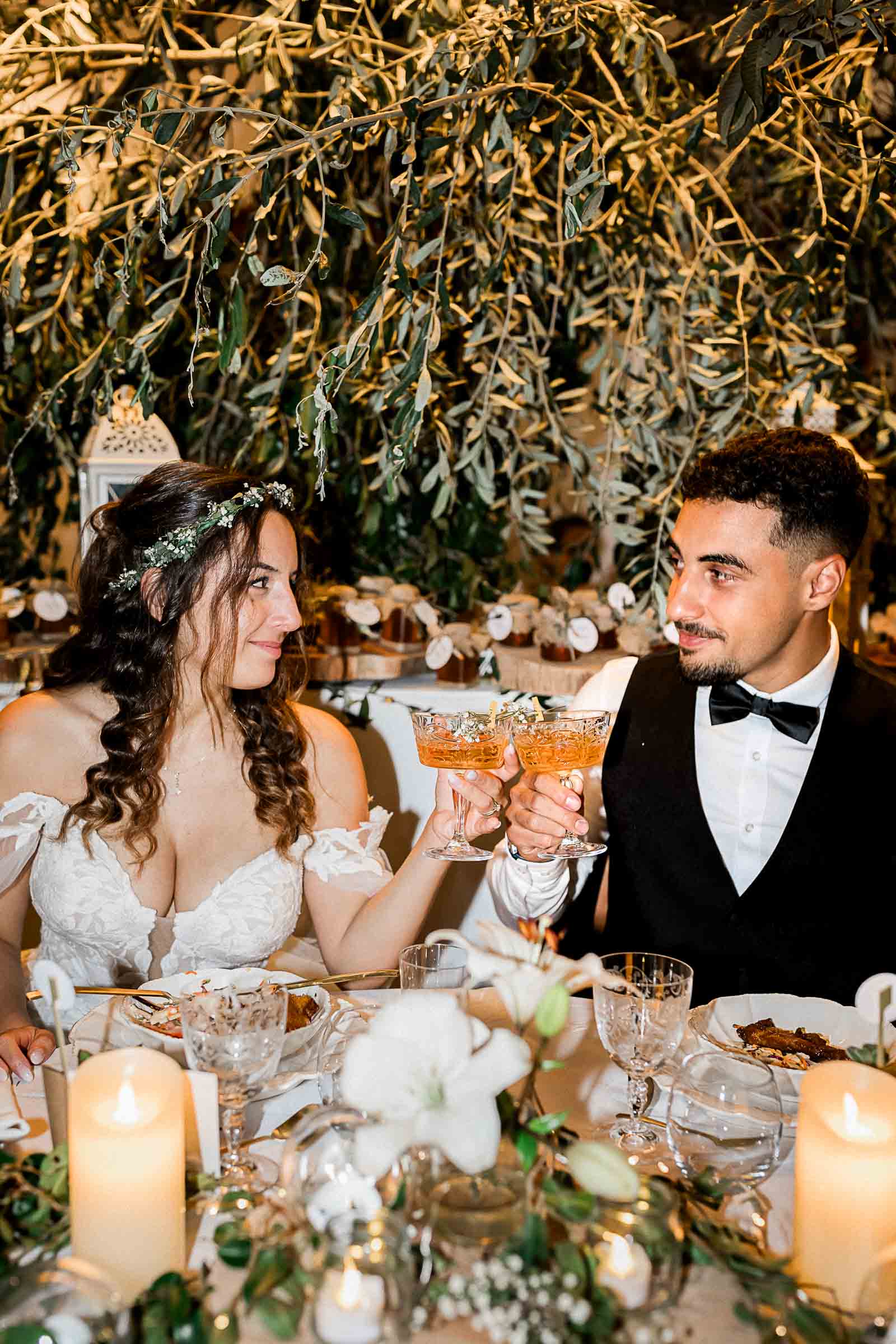 Photographie de Mathieu Dété, photographe de mariage et famille à Saint-Pierre sur l'île de la Réunion 974, présentant un portrait des mariés à leur table de mariage dans la Villa Laurina