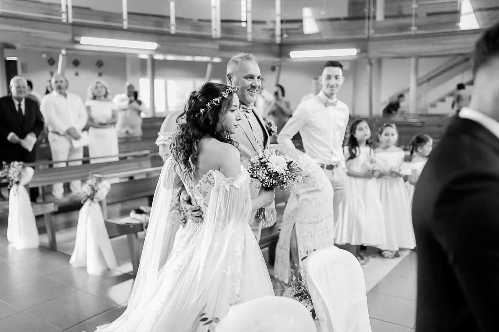 Photographie de Mathieu Dété, photographe de mariage et famille à Saint-Pierre sur l'île de la Réunion 974, présentant l'entrée de la mariée dans l'église