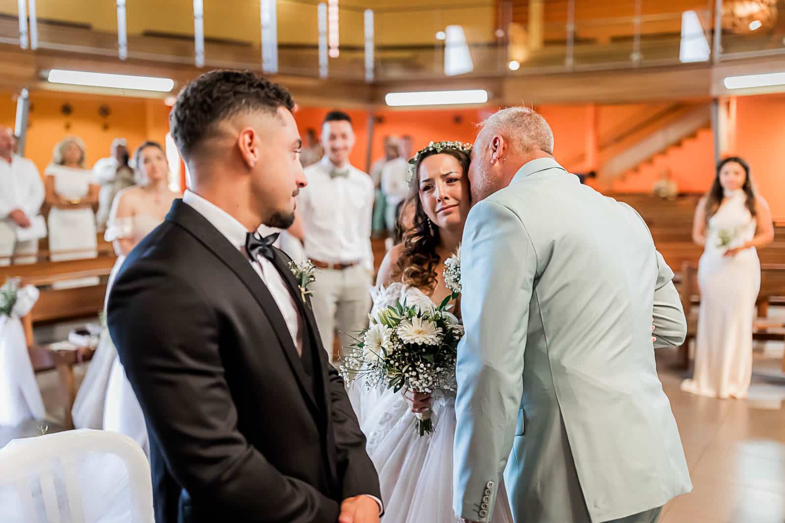 Photographie de Mathieu Dété, photographe de mariage et famille à Saint-Pierre sur l'île de la Réunion 974, présentant la découverte des mariés dans l'église