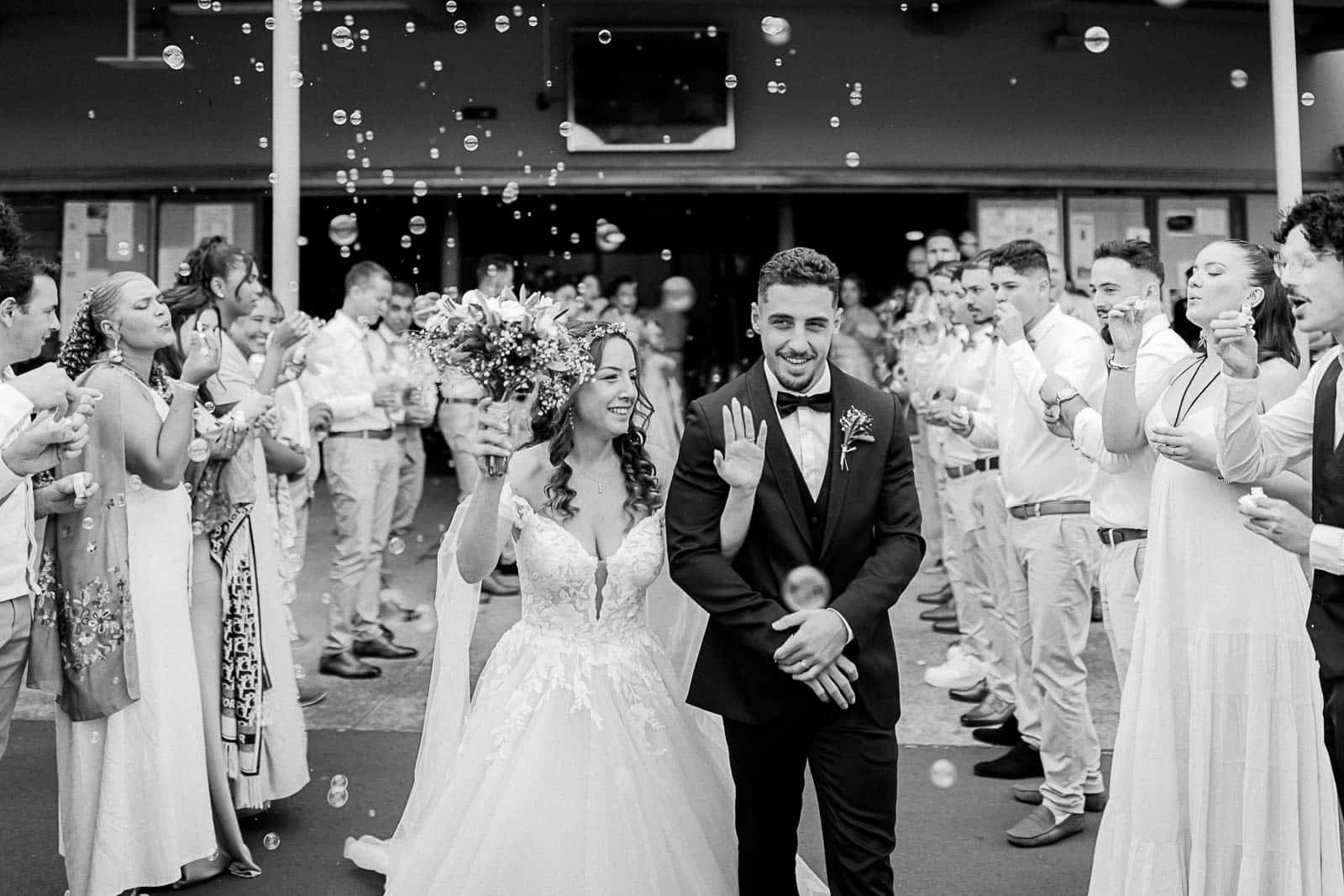 Photographie de Mathieu Dété, photographe de mariage et famille à Saint-Paul sur l'île de la Réunion 974, présentant la sortie des mariés de leur cérémonie religieuse