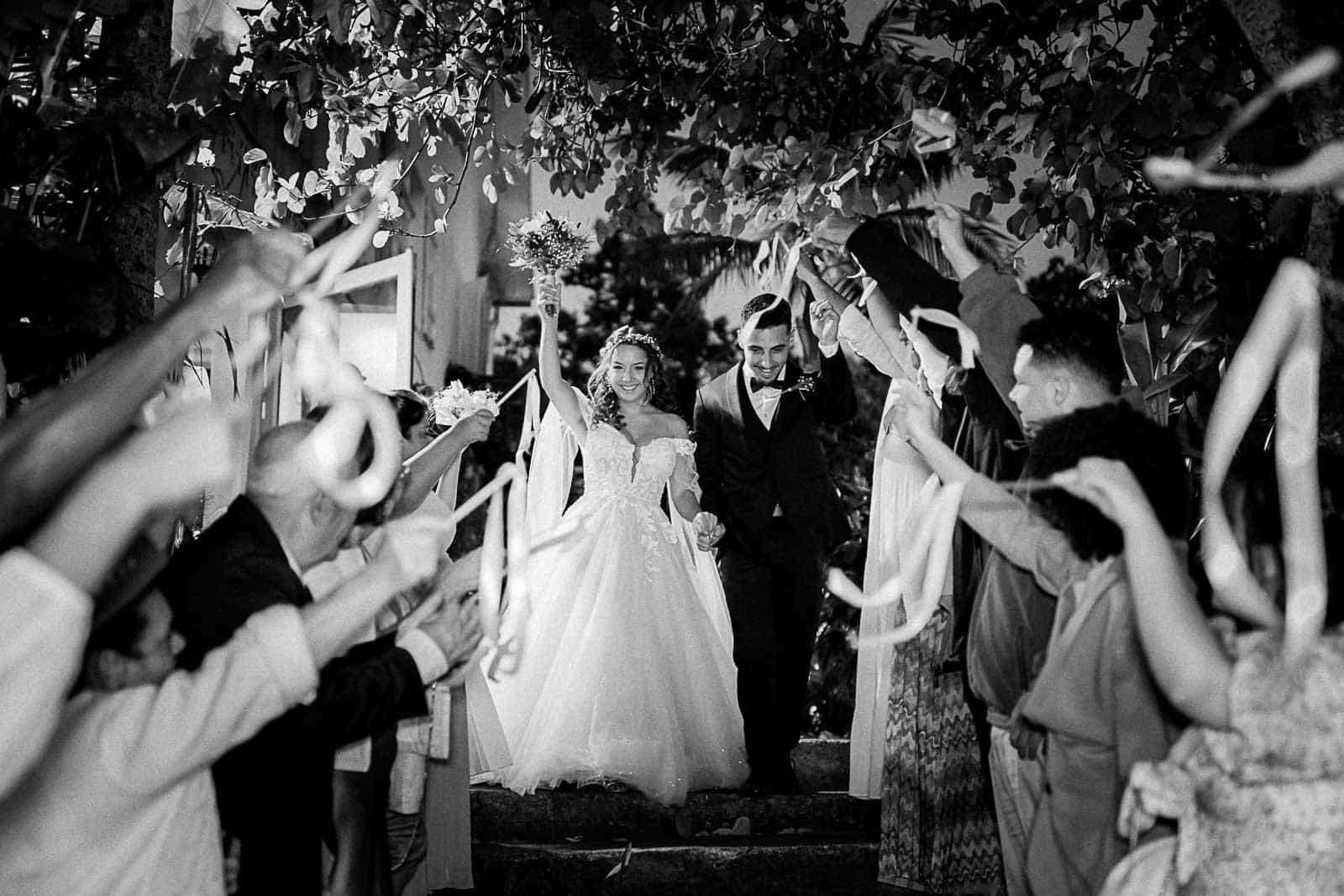 Photographie de Mathieu Dété, photographe de mariage et famille à Saint-Paul sur l'île de la Réunion 974, présentant l'arrivée des mariés à la Villa Laurina devant leurs invités