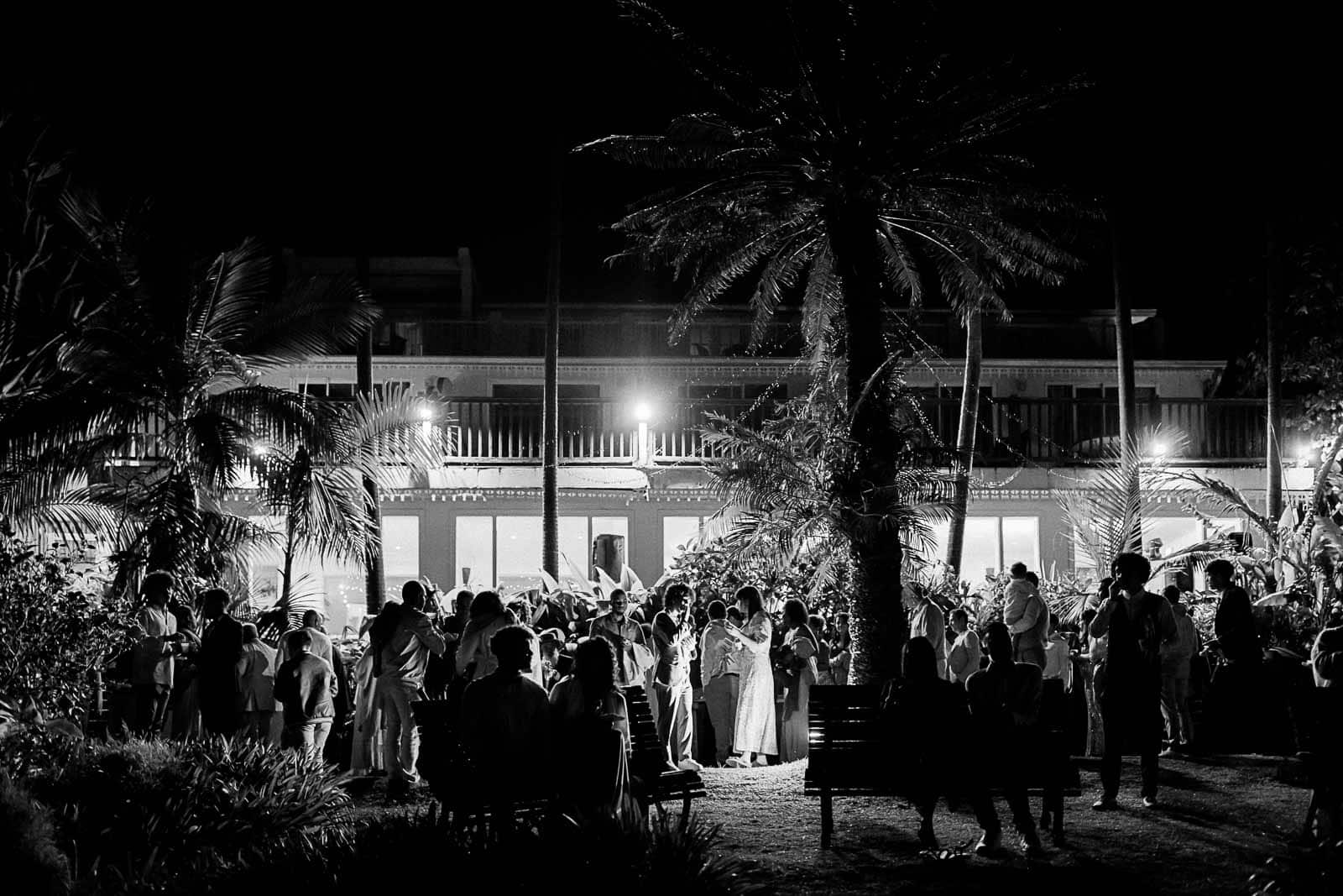 Photographie de Mathieu Dété en noir et blanc, photographe de mariage et famille à Saint-Paul sur l'île de la Réunion 974, présentant une photo du cocktail extérieur dans le jardin de la Villa Laurina