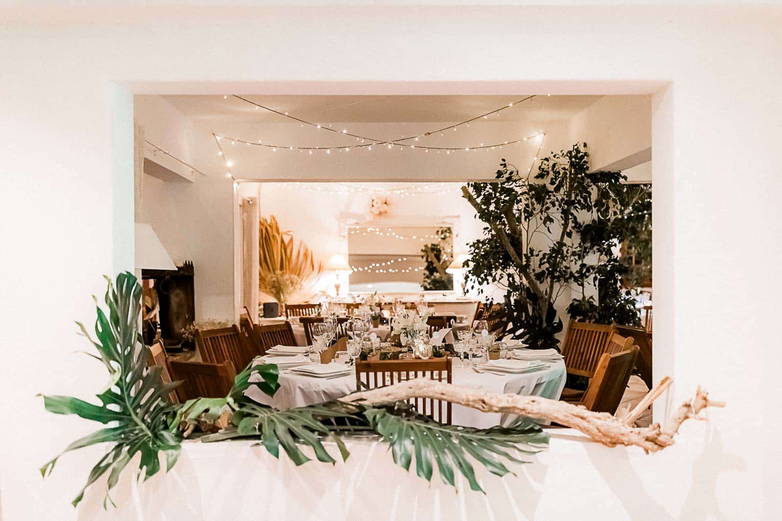 Photographie de Mathieu Dété, photographe de mariage et famille à Saint-Paul sur l'île de la Réunion 974, présentant la décoration de tables de mariage de la Villa Laurina, dans les hauts de Saint-Gilles