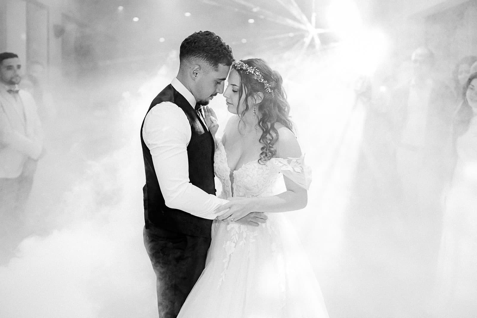 Photographie de Mathieu Dété en noir et blanc, photographe de mariage et famille à Saint-Paul sur l'île de la Réunion 974, présentant une photo du couple de mariés sur la piste de danse à la Villa Laurina
