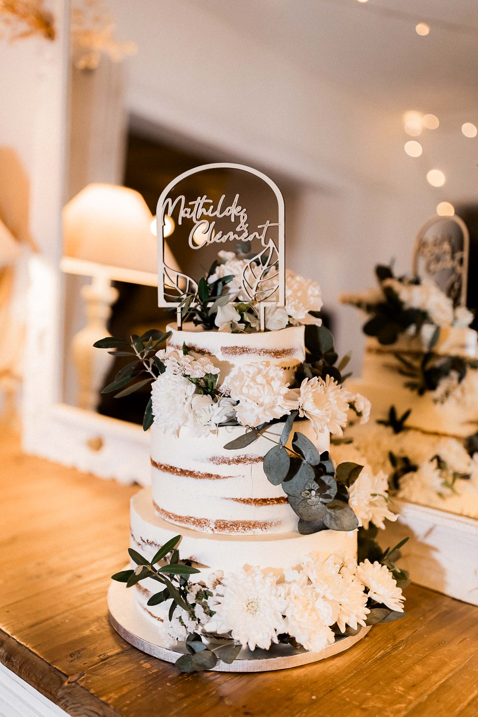 Photographie de Mathieu Dété, photographe de mariage et famille à Saint-Pierre sur l'île de la Réunion 974, présentant les détails du wedding cake lors de la soirée de mariage