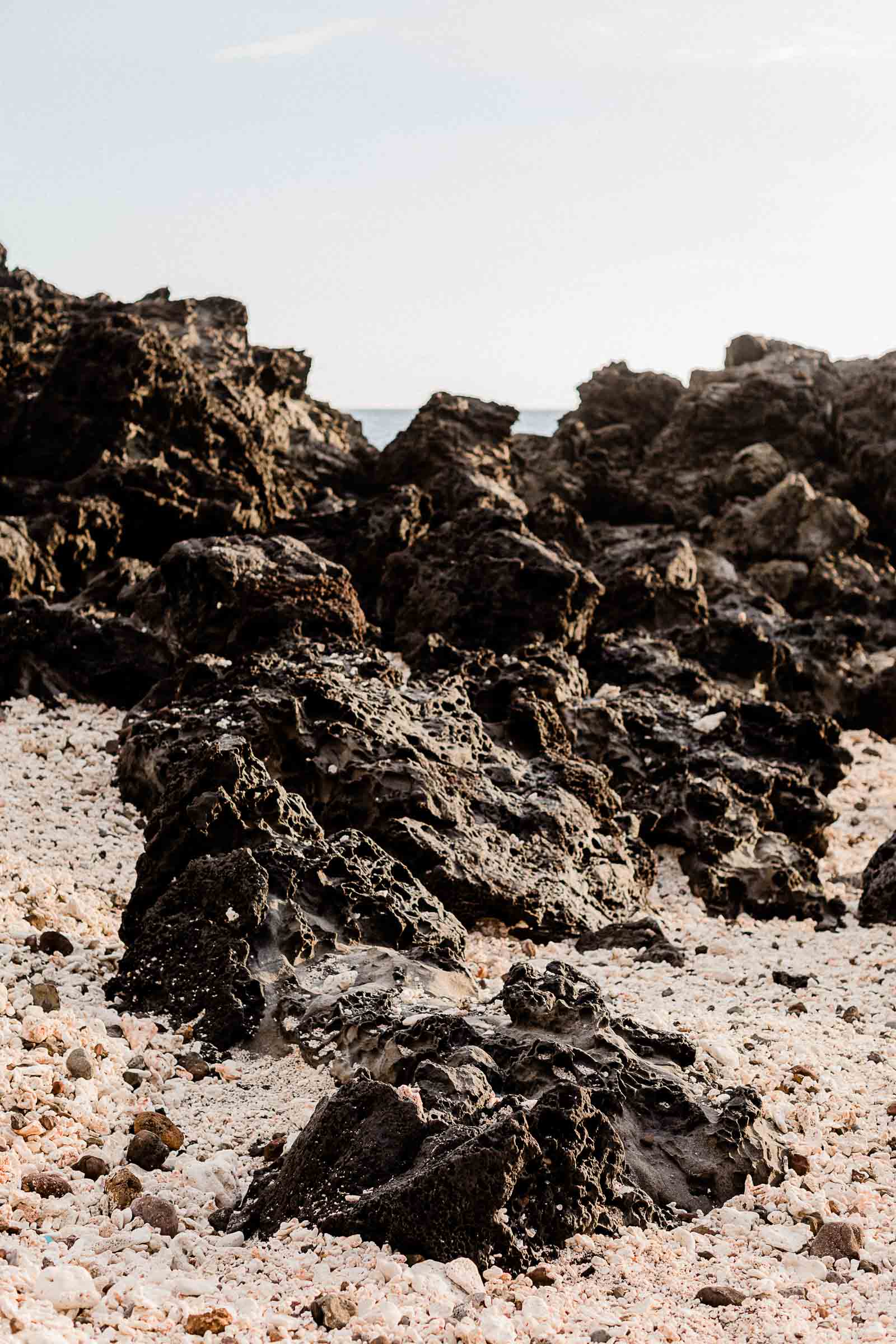 Photographie de Mathieu Dété, photographe de mariage et famille à Saint-Paul sur l'île de la Réunion 974, présentant la roche volcanique en bord de mer