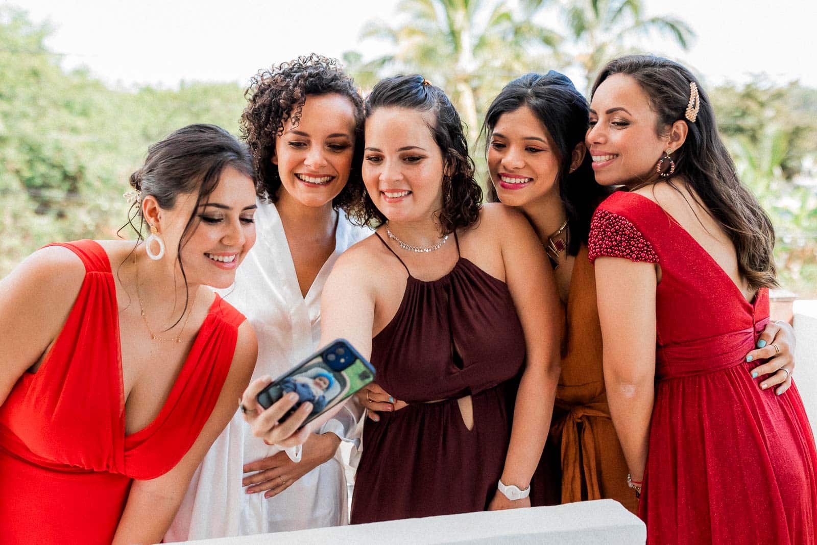 Photographie de Mathieu Dété, photographe de mariage et grossesse à Sainte-Paul, sur l'île de la Réunion 974, présentant les demoiselles d'honneur qui se prennent en selfie, pendant les préparatifs de la mariée à Saint-Gilles