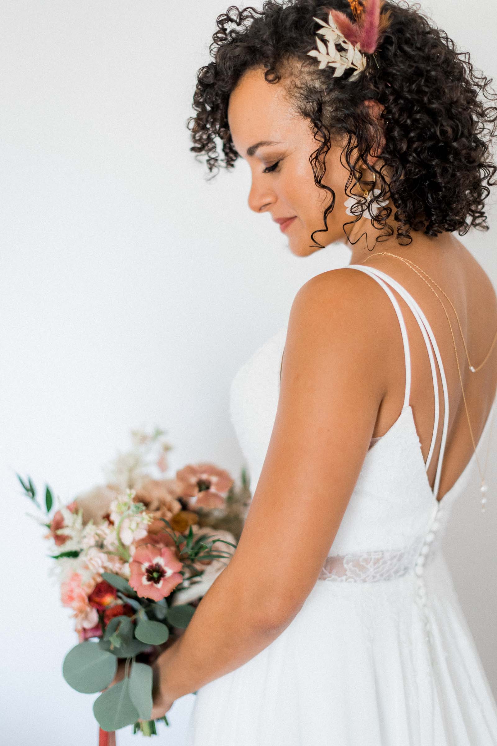 Photographie de Mathieu Dété, photographe de mariage et famille à Saint-Paul sur l'île de la Réunion 974, présentant un portrait d'une mariée et son bouquet de fleurs, créé par Happiness Blossom