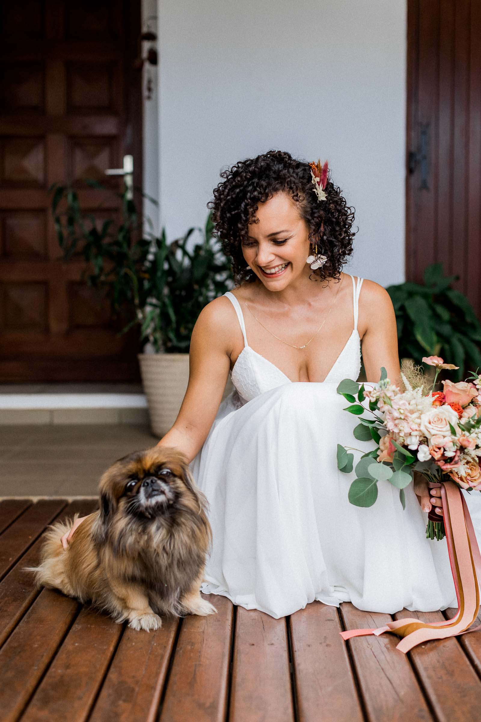 Photographie de Mathieu Dété, photographe de mariage et famille à Saint-Paul sur l'île de la Réunion 974, présentant un portrait d'une mariée et de son chien immortalisé pendant les préparatifs du mariage, à Saint-Gilles