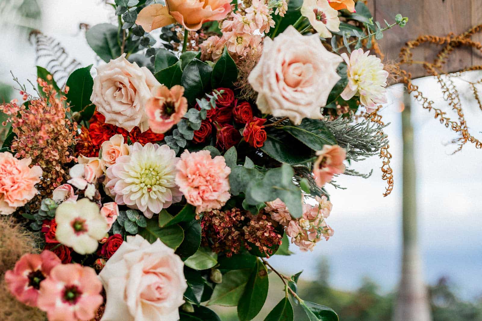 Photographie de Mathieu Dété, photographe de mariage et grossesse à Sainte-Marie, sur l'île de la Réunion 974, présentant les détails de la décoration florale de l'arche de la cérémonie laïque, au Jardin d'Ama