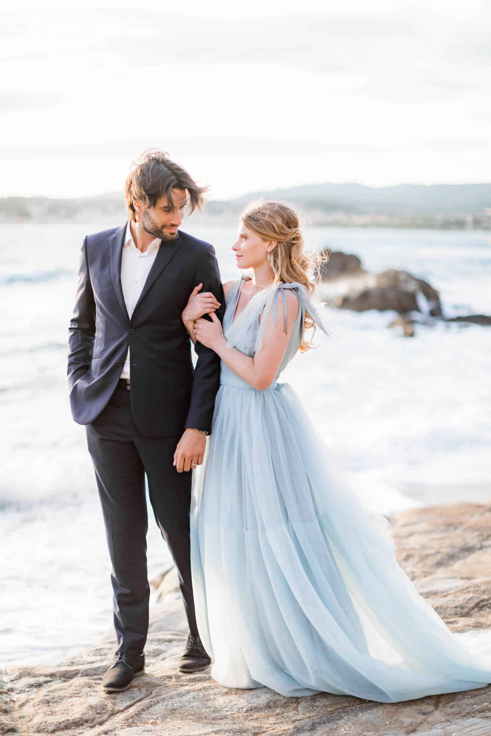 Photographie de Mathieu Dété, photographe de mariage à la Réunion 974, représentant un couple d'amoureux en bord de mer sur la plage de Saint-Gilles-les-Bains sur l'île de la Réunion