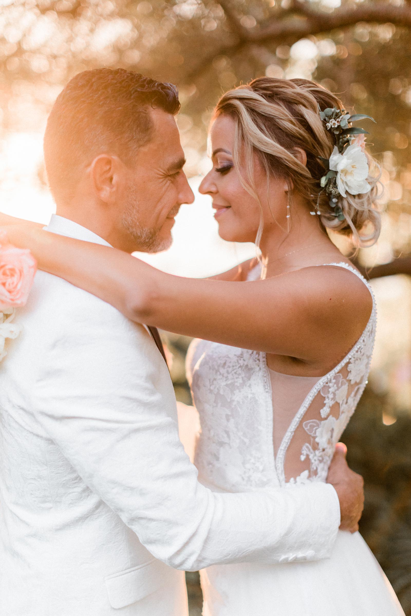 Photographie de Mathieu Dété présentant un portrait d'un couple de marié au soleil couchant à la Villa Laurina à Saint-Paul