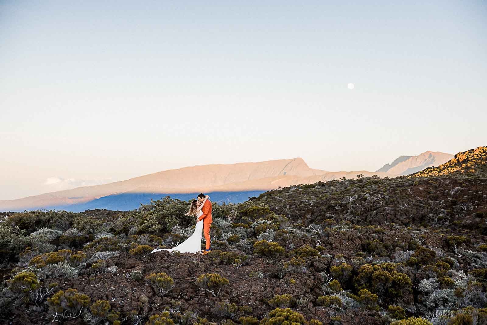 Photographie de Mathieu Dété, photographe de mariage et famille à Saint-Pierre sur l'île de la Réunion 974, un couple de mariés au lever de soleil sur la route du volcan, près de la Plaine des Sables