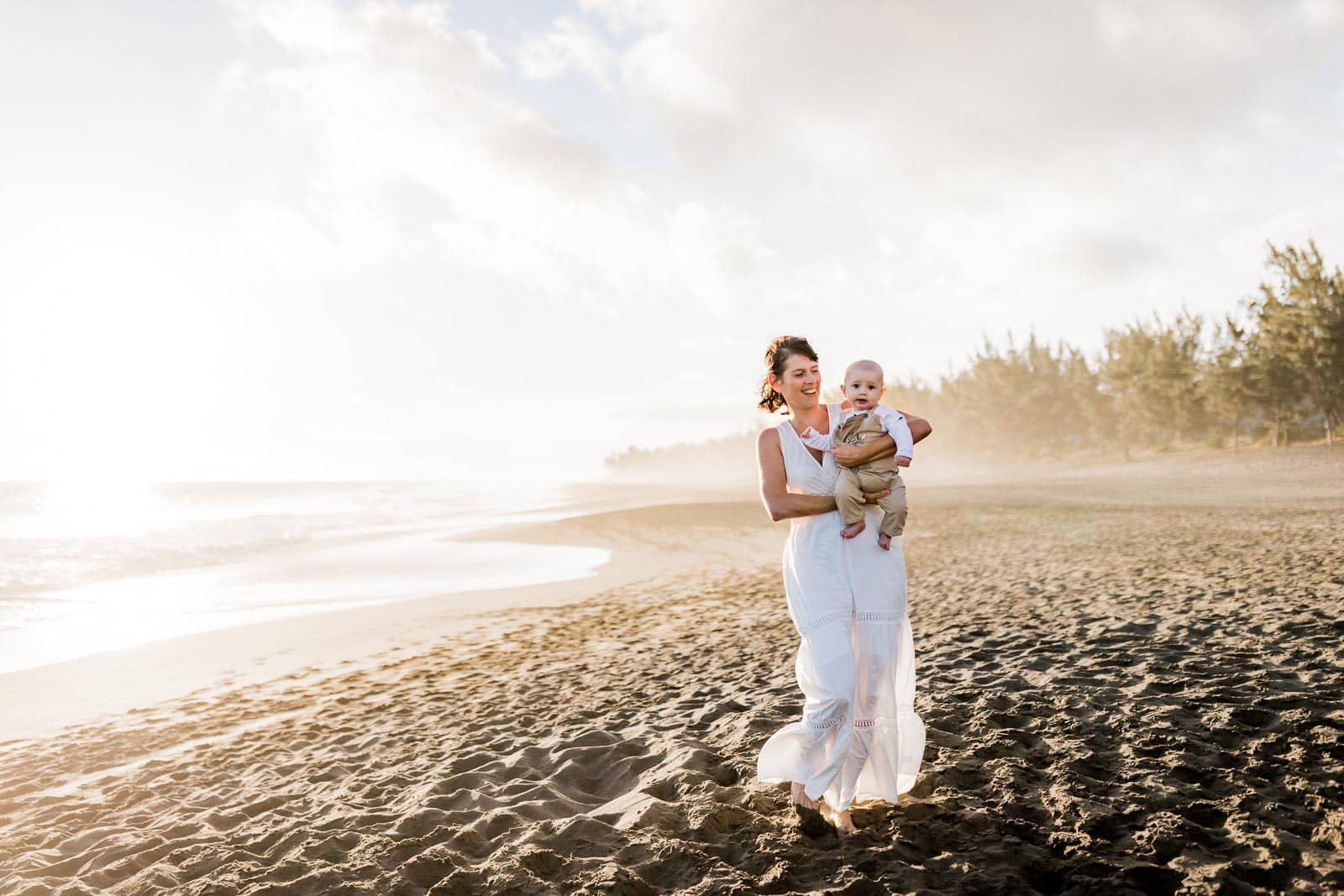 Photo représentant une maman et son enfant sur la plage d'Etant Salé Les Bains, un des plus beaux endroits pour une séance photo à la Réunion