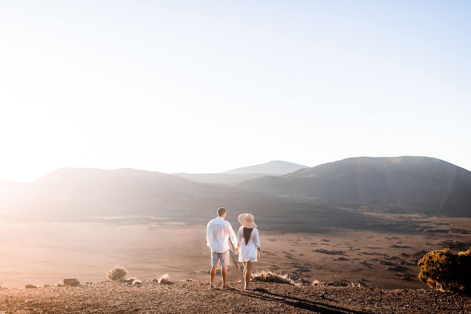 Les plus beaux endroits pour des séances photo sur l'île de la Réunion, photo représentant un couple sur les falaises de la Plaine des Sables