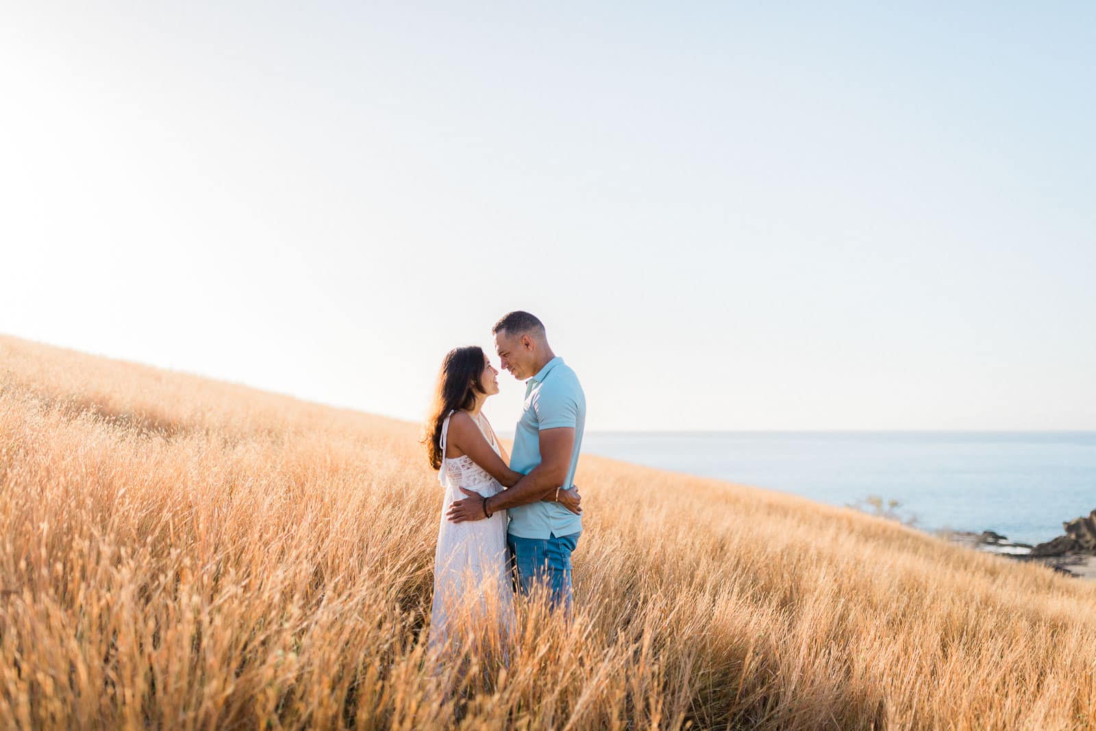 Les plus beaux lieux pour des séances photo en couple à la Réunion 974, photo représentant un couple face à face dans la savane du Cap La Houssaye