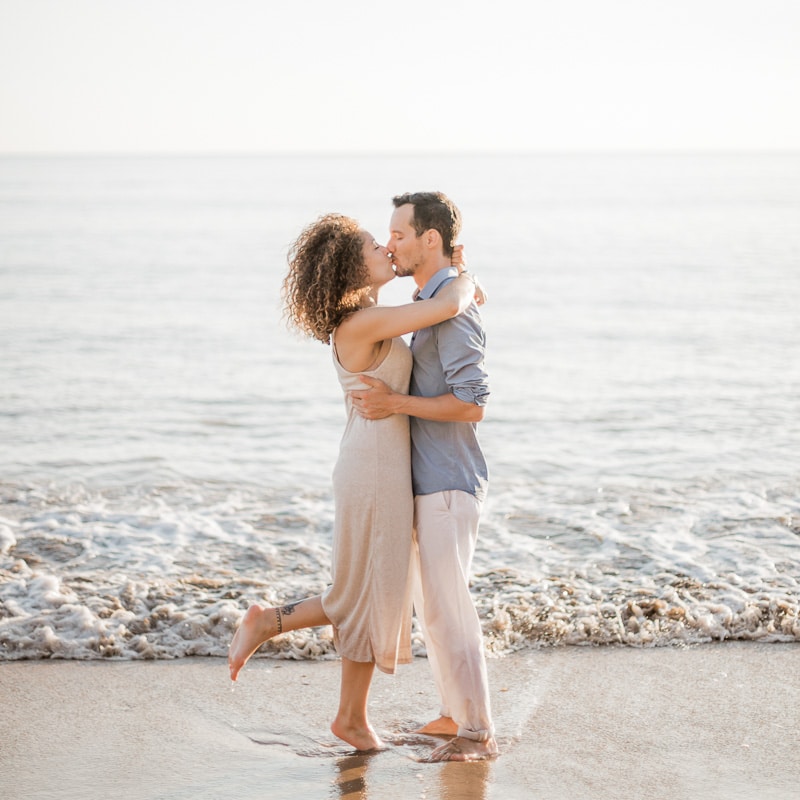 Photographie de Mathieu Dété, photographe de couple sur l'île de la Réunion 974, présentant un couple au bord de l'eau