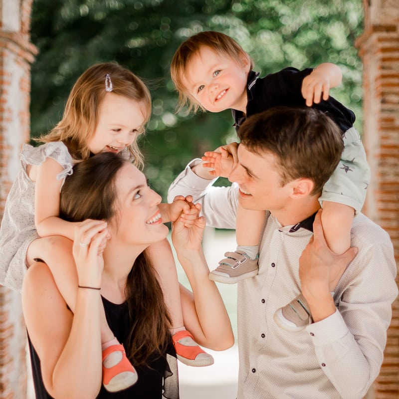 Photographie de Mathieu Dété, photographe de famille sur l'île de la Réunion 974, présentant une famille avec 2 enfants sur les épaules des parents