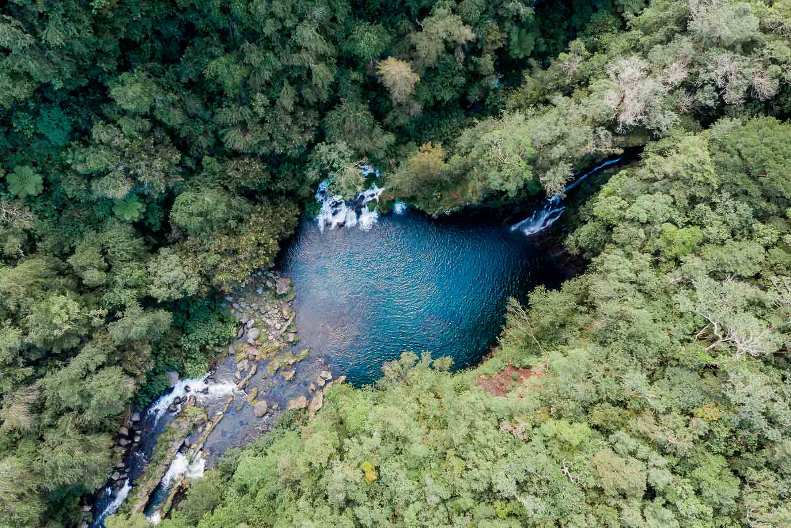 Photographie de Mathieu Dété, photographe de mariage et famille à Saint-Pierre sur l'île de la Réunion 974, présentant la cascade Trou Noir près de Langevin, vue de drone