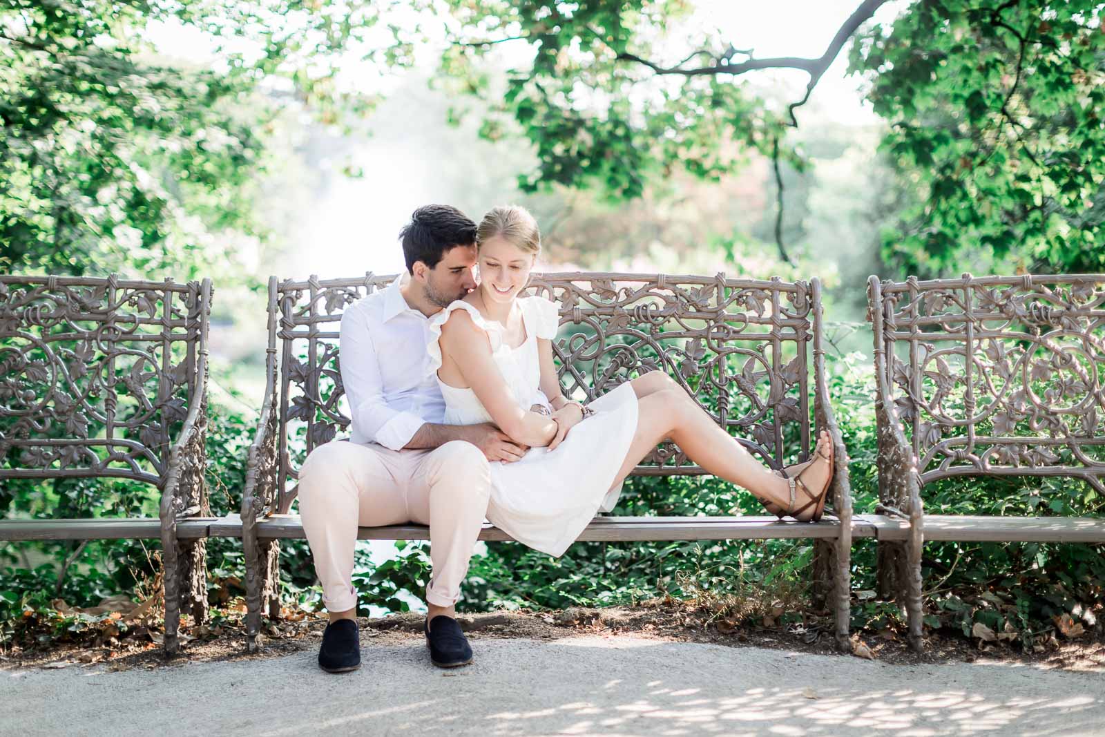 Photographie de Mathieu Dété, photographe de mariage à Saint-Pierre de la Réunion (974), présentant un couple heureux sur un banc