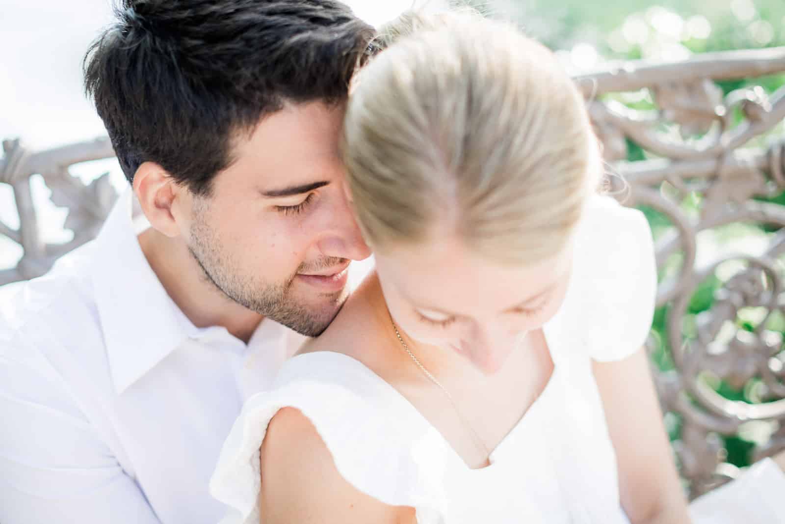 Photographie de Mathieu Dété, photographe de mariage à Saint-Pierre de la Réunion (974), présentant un couple sur un banc