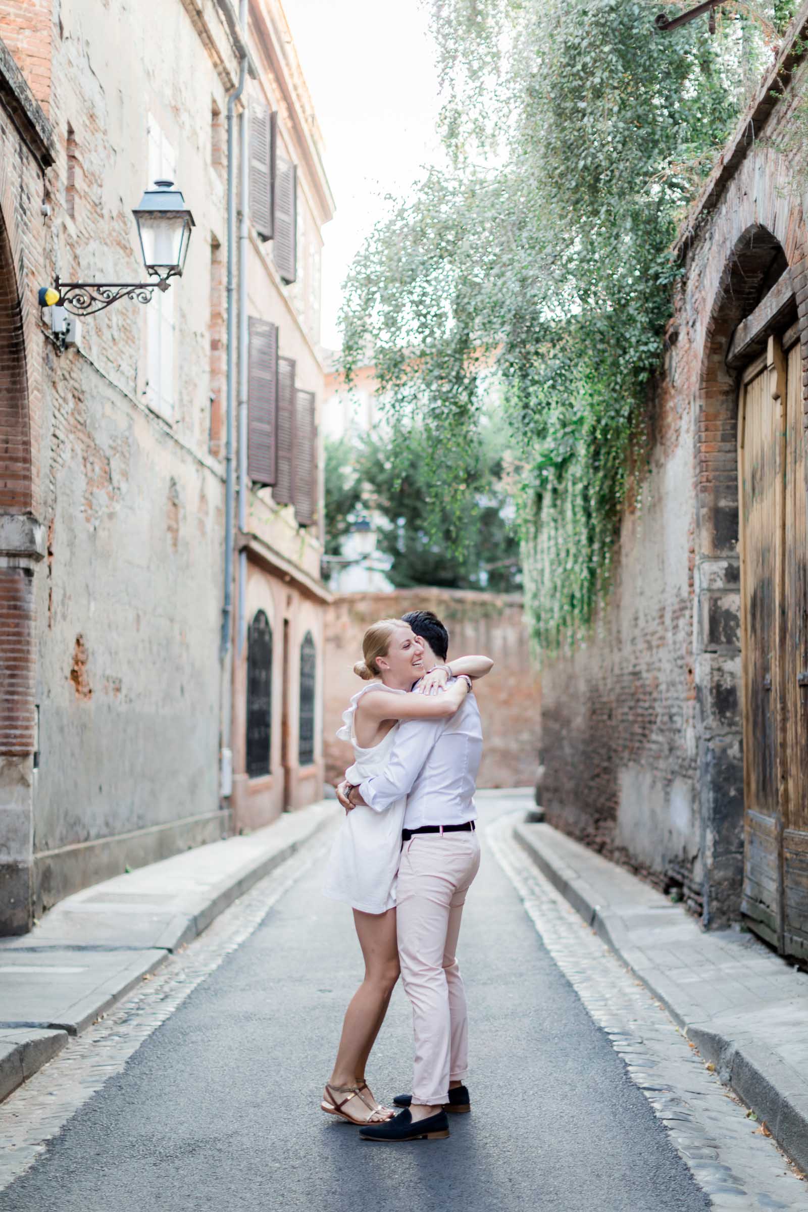 Photographie de Mathieu Dété, photographe de couple et famille à Saint-Pierre de la Réunion (974), présentant un couple enlacé au milieu d'une ruelle