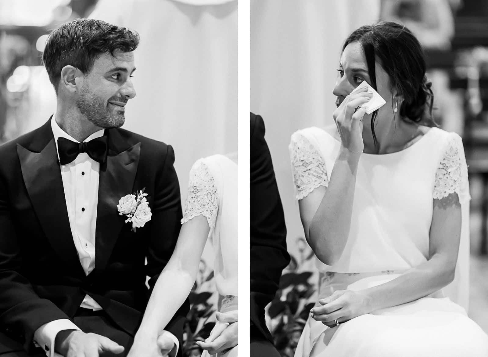 Photographie en noir et blanc de Mathieu Dété, photographe de mariage à Saint-Denis sur l'île de la Réunion 974, présentant un couple de mariés qui se regarde avec émotion dans l'église de Saint-Gilles-les-Bains