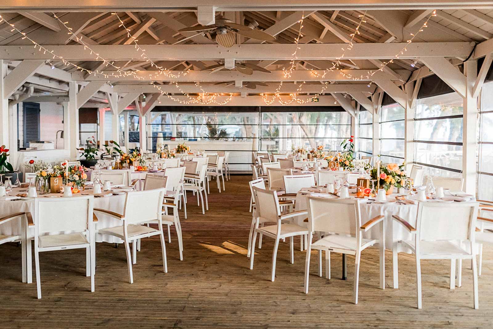 Photographie de Mathieu Dété, photographe de mariage à Saint-Leu sur l'île de la Réunion 974, présentant les tables du mariage au restaurant "La Plage" à l'hôtel le LUX* Saint-Gilles