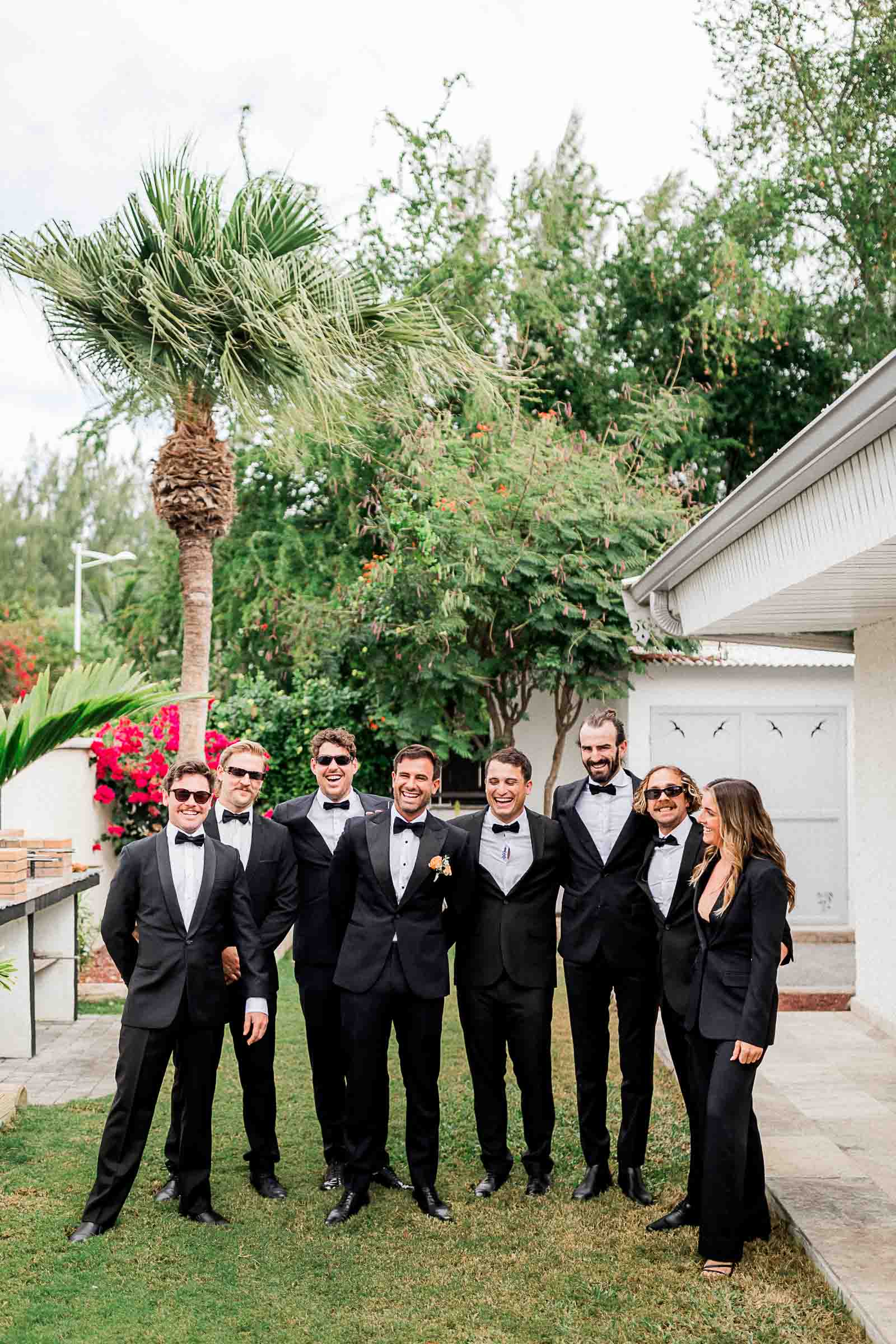 Photographie de Mathieu Dété, photographe de mariage à Saint-Pierre sur l'île de la Réunion 974, présentant le groupe d'amis du mariés lors d'une photo de groupe