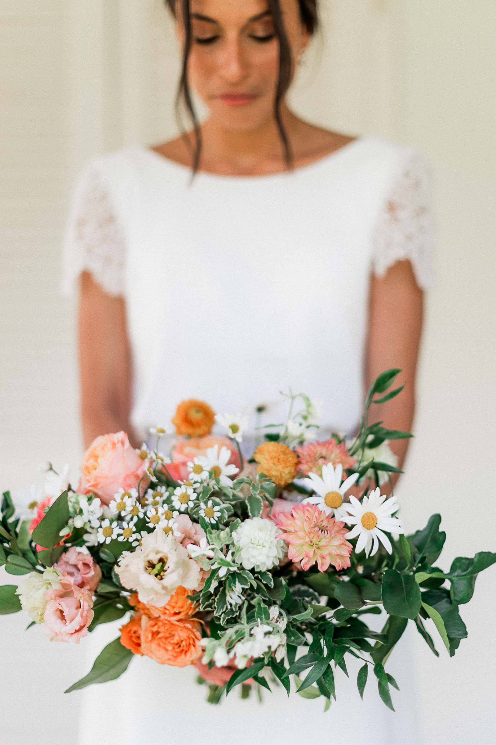 Photographie de Mathieu Dété, photographe de mariage à Saint-Pierre sur l'île de la Réunion 974, présentant un portrait de la mariée et de son bouquet