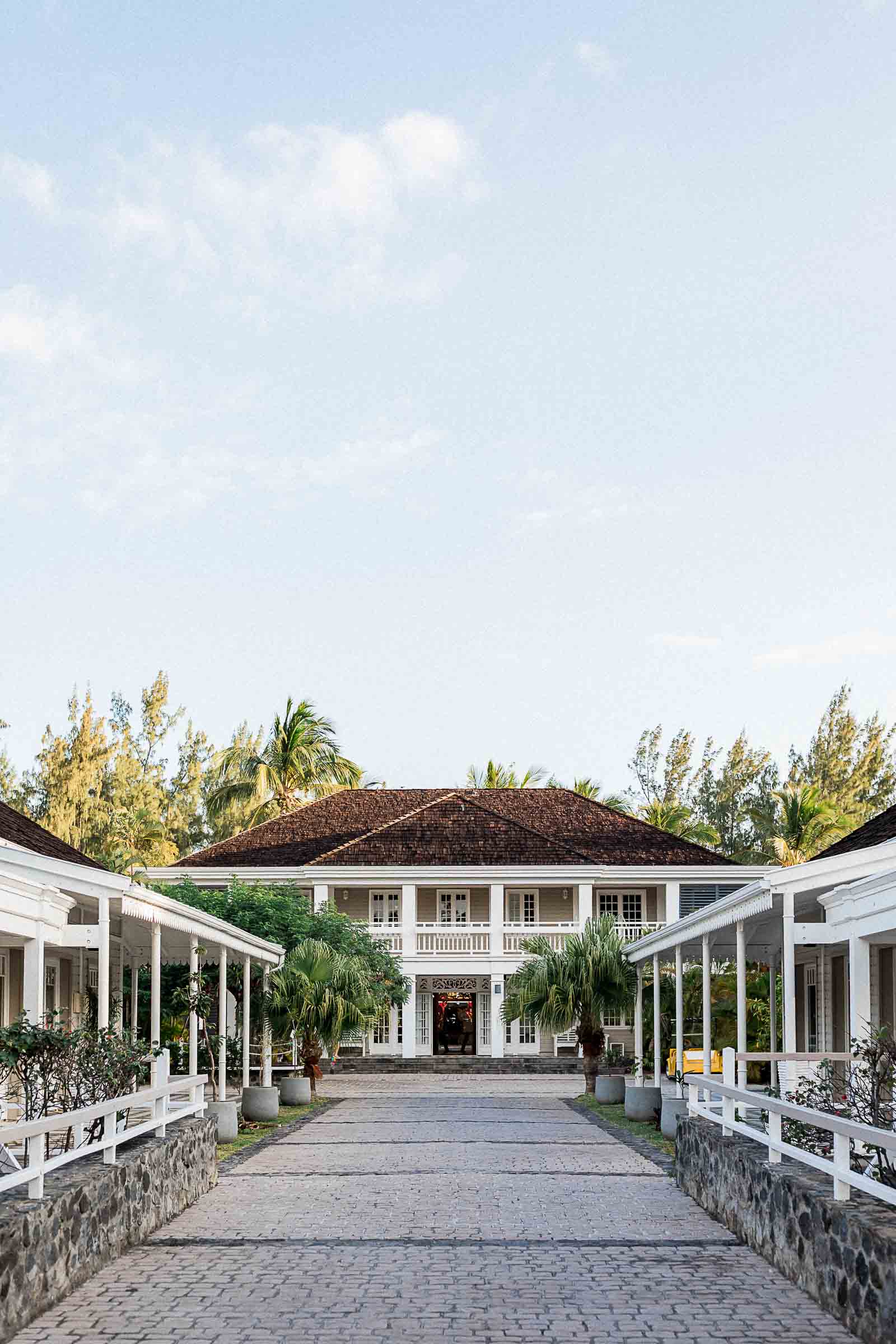 Photographie de Mathieu Dété, photographe de mariage à Saint-Pierre sur l'île de la Réunion 974, présentant l'architecture créole de l'hôtel du LUX* Saint-Gilles