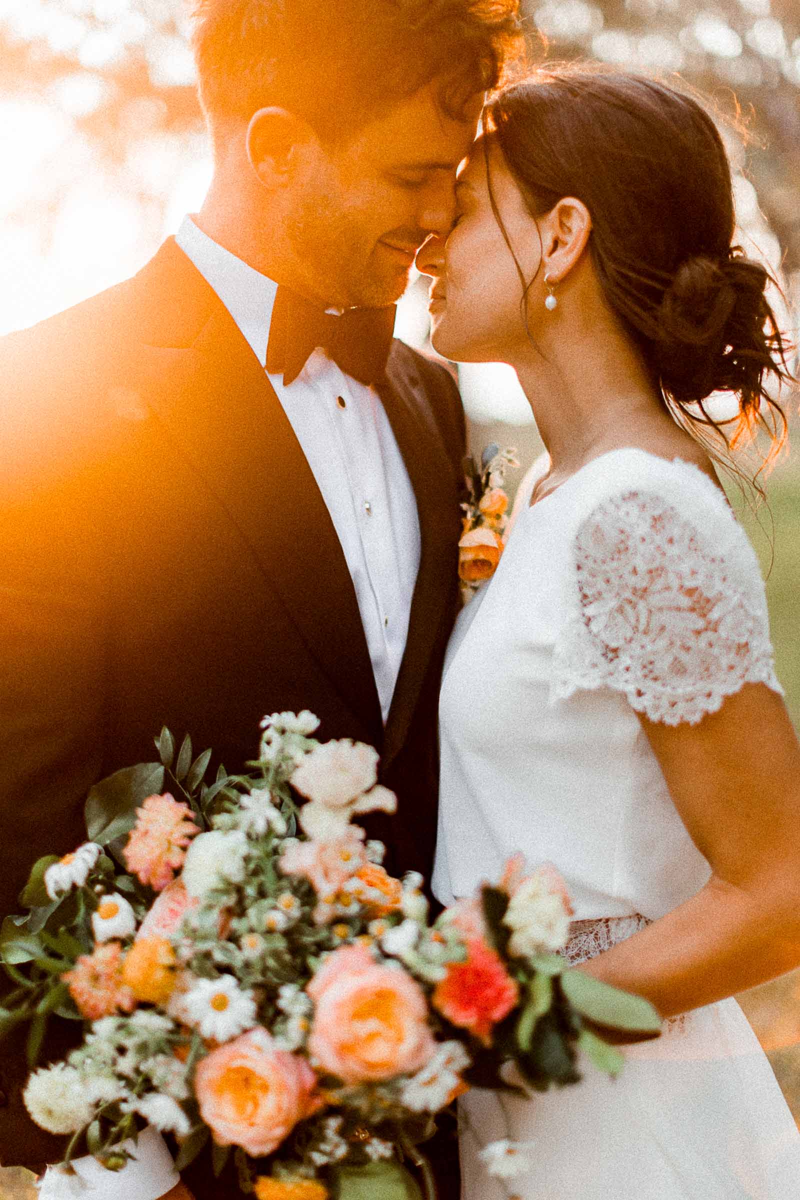 Photographie de Mathieu Dété, photographe de mariage à Saint-Pierre sur l'île de la Réunion 974, présentant un couple de marié enlacé au coucher de soleil dans le jardin du LUX* Saint-Gilles