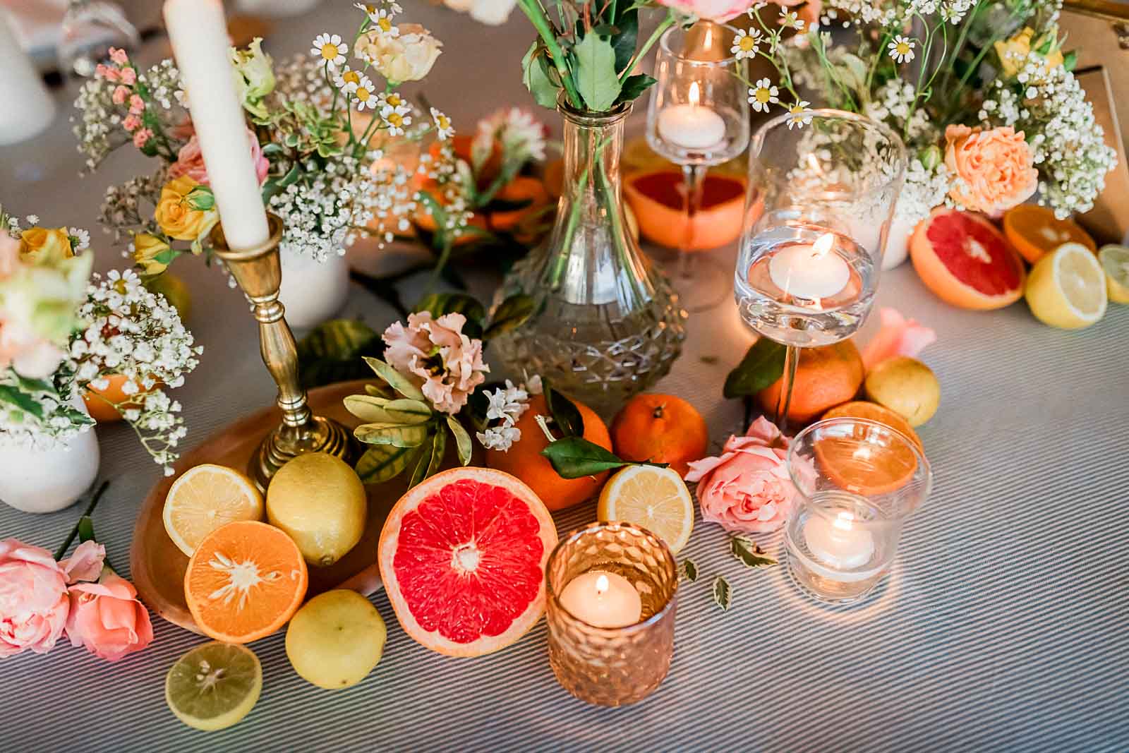 Photographie de Mathieu Dété, photographe de mariage à Saint-Leu sur l'île de la Réunion 974, présentant les détails de la décoration acidulée des tables du mariage, au restaurant "La Plage" à l'hôtel le LUX* Saint-Gilles