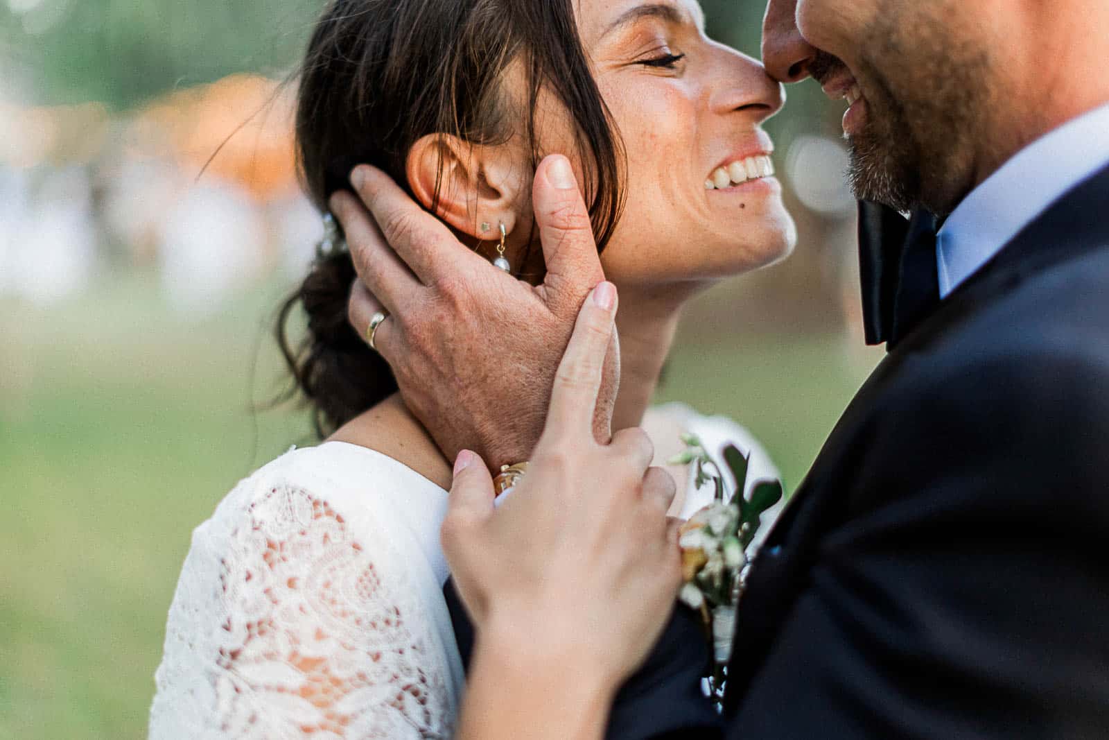 Photographie de Mathieu Dété, photographe de mariage à Saint-Leu sur l'île de la Réunion 974, présentant un couple de mariés enlacés en gros plan