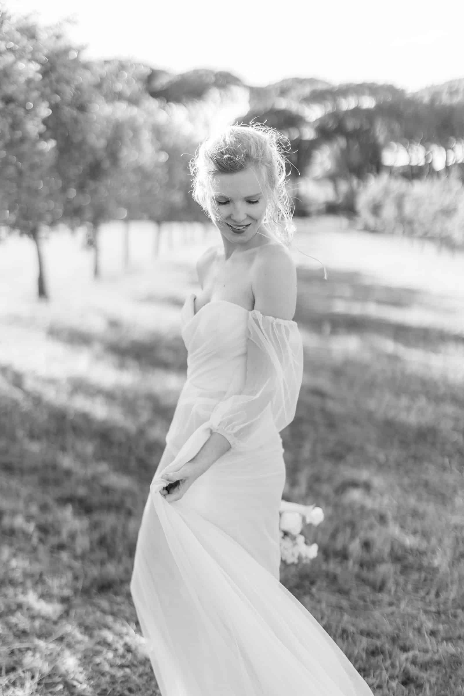 Photographie de Mathieu Dété présentant un portrait de la mariée bohème en extérieur, dans l'allée d'oliviers du Château Saint Julien d'Aille