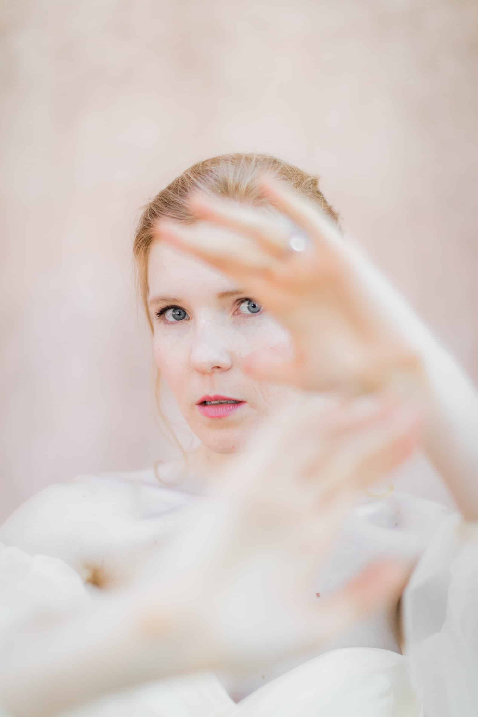 Photographie de Mathieu Dété présentant un portrait de la mariée contre les murs roses du Château Saint Julien d'Aille à Vidauban