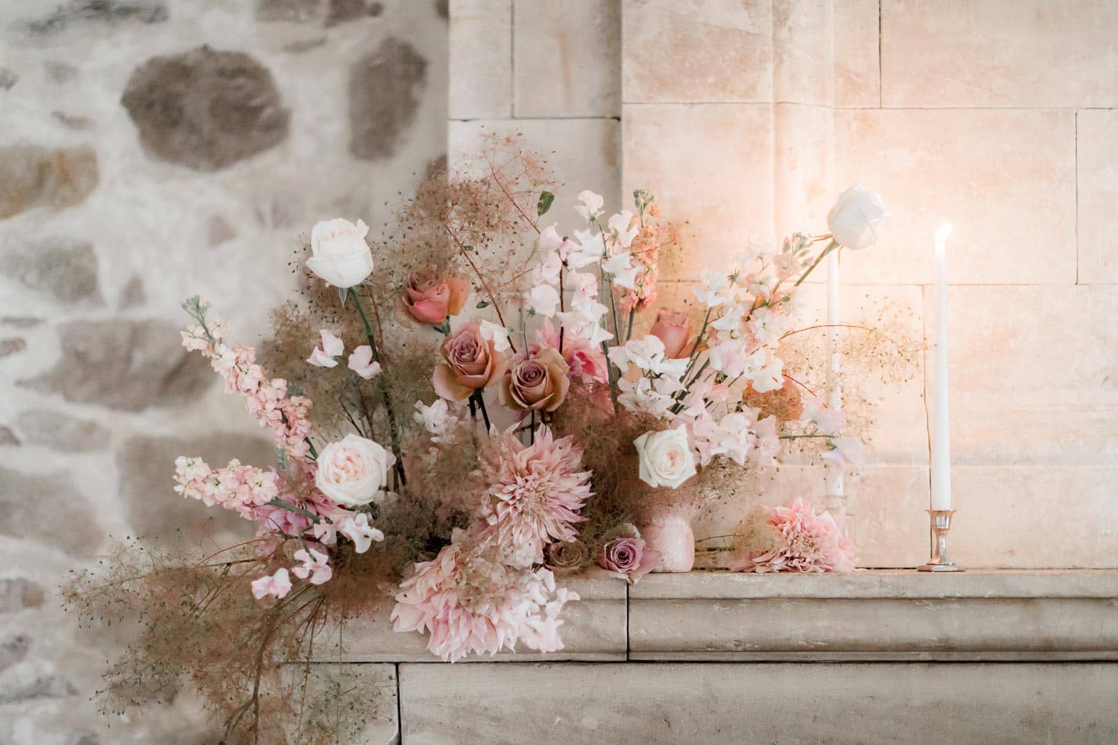 Photographie de Mathieu Dété présentant le bouquet du mariage au dessus de la cheminée