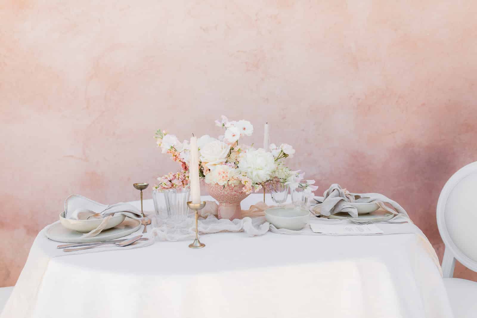 Photographie de Mathieu Dété présentant la table du mariage et le bouquet