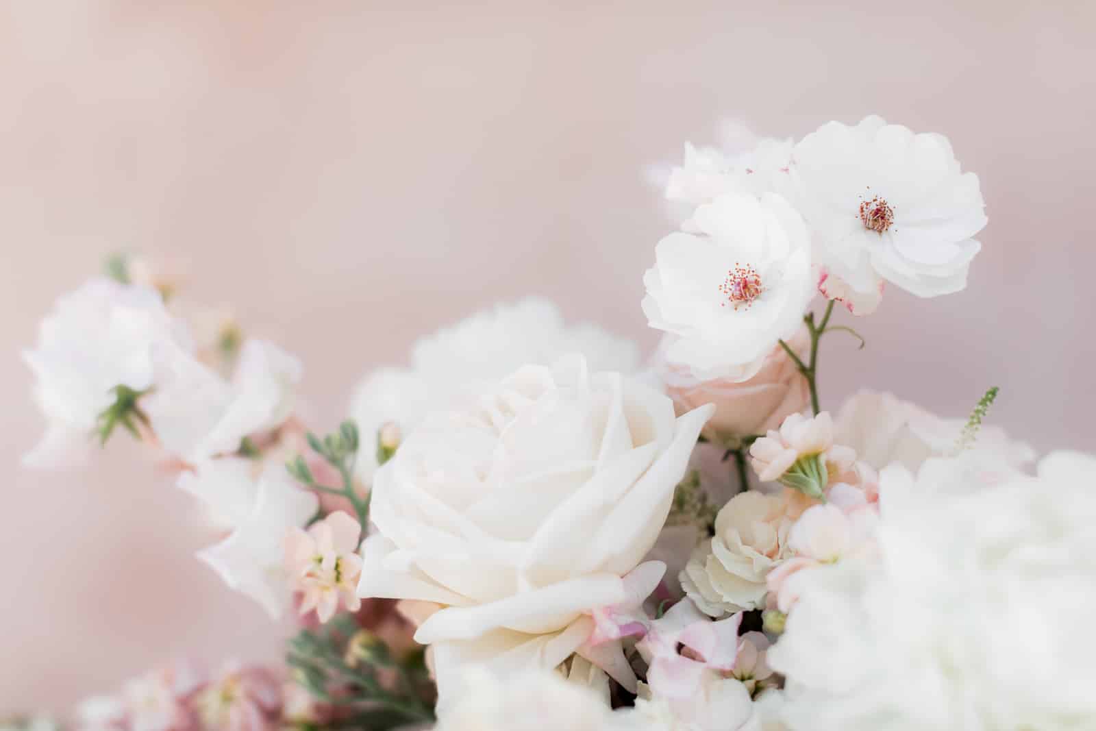 Photographie de Mathieu Dété présentant un détail du bouquet de la mariée