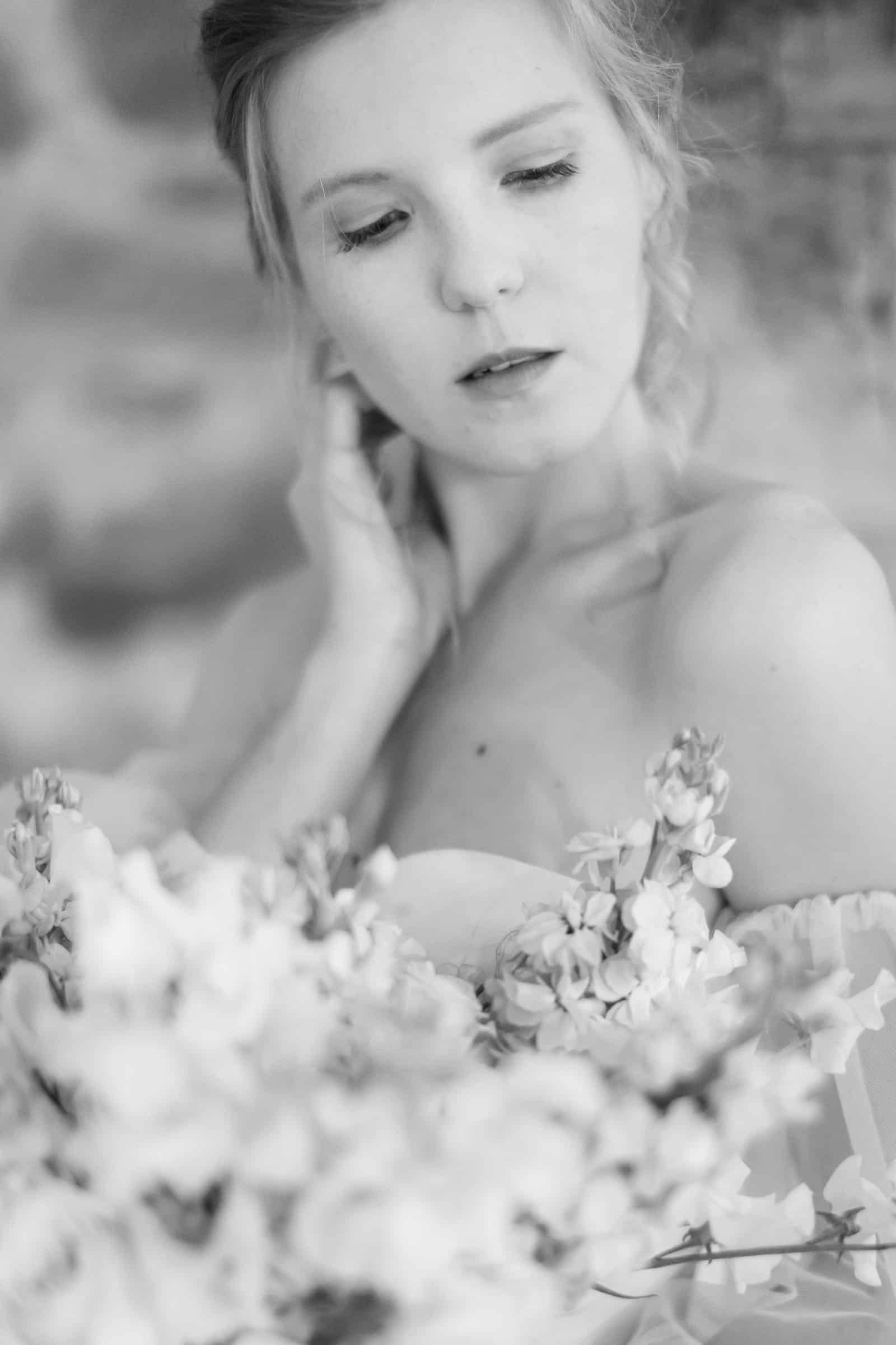 Photographie de Mathieu Dété présentant un portrait de la mariée devant la cheminée du Château Saint Julien d'Aille à Vidauban