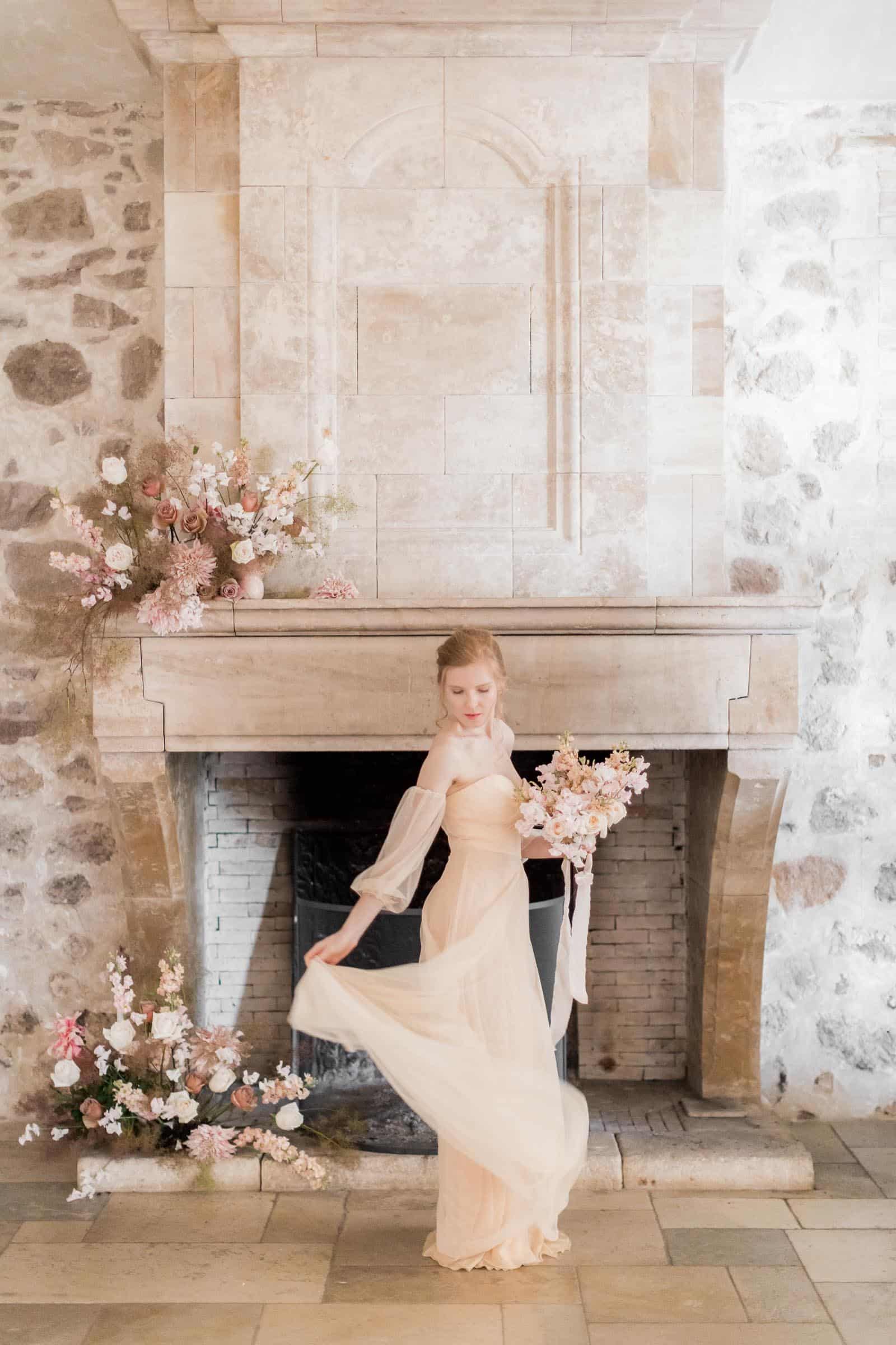 Photographie de Mathieu Dété présentant un portrait de la mariée devant la cheminée du Château Saint Julien d'Aille à Vidauban