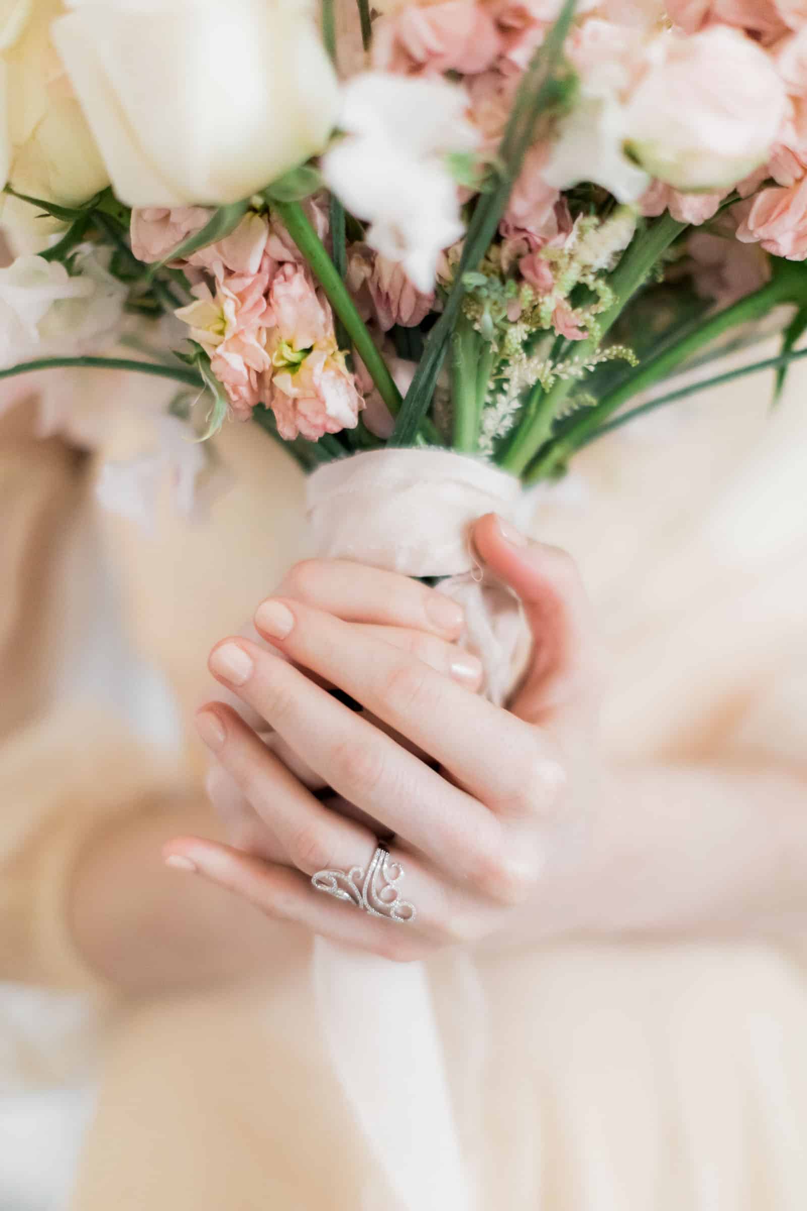 Photographie de Mathieu Dété présentant les détails de l'alliance de la mariée au Château Saint Julien d'Aille à Vidauban