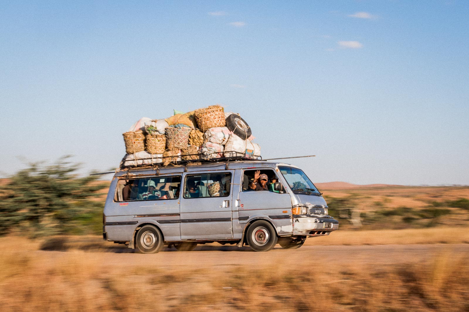 Photographie de Mathieu Dété, photographe de mariage et de voyage à la Réunion 974, présentant une photo d'un voyage à Madagascar, avec un taxi brousse au milieu de la campagne au coucher de soleil