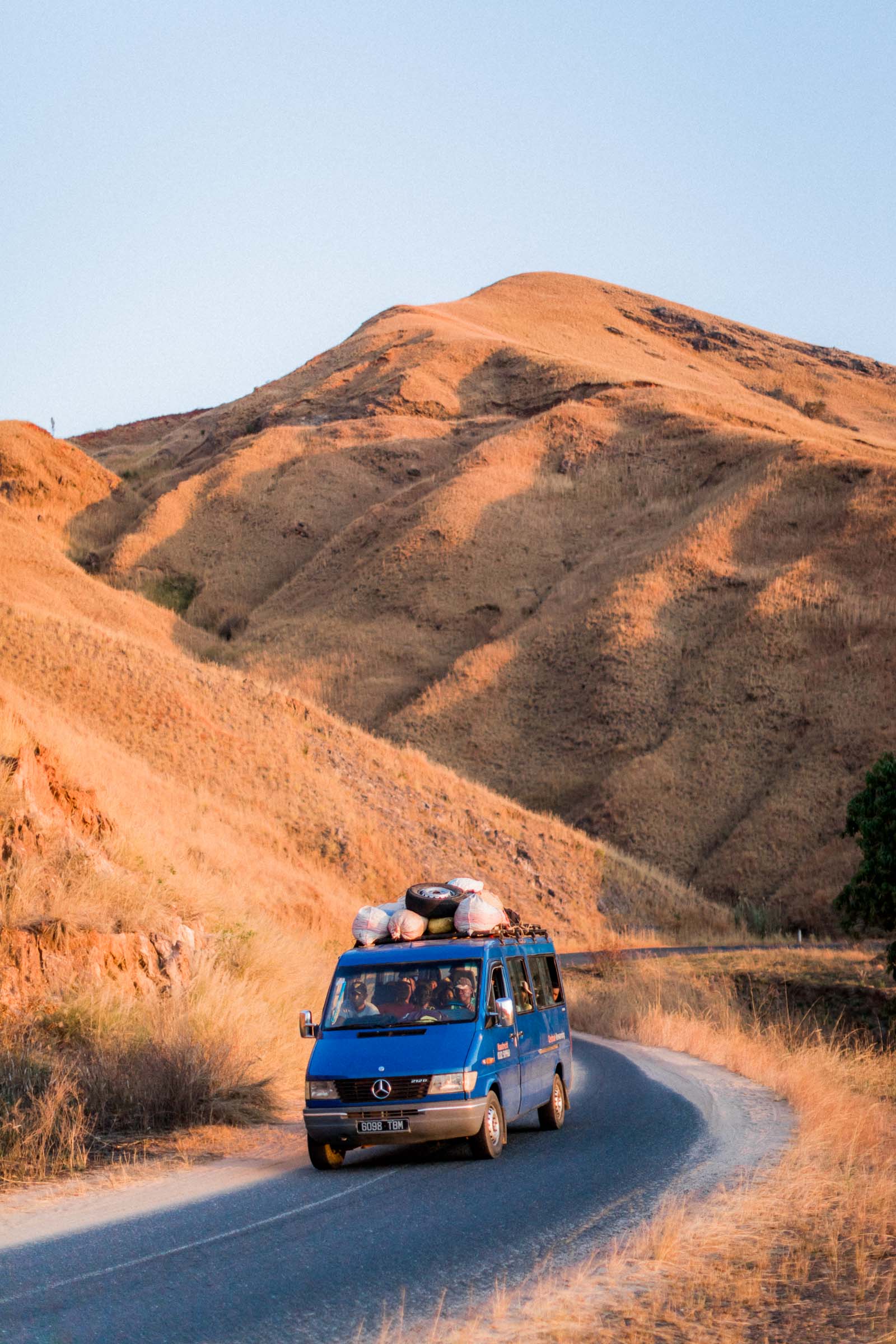 Photographie de Mathieu Dété, photographe de mariage et de voyage à la Réunion 974, présentant une photo d'un voyage à Madagascar, avec un taxi brousse au milieu de la campagne