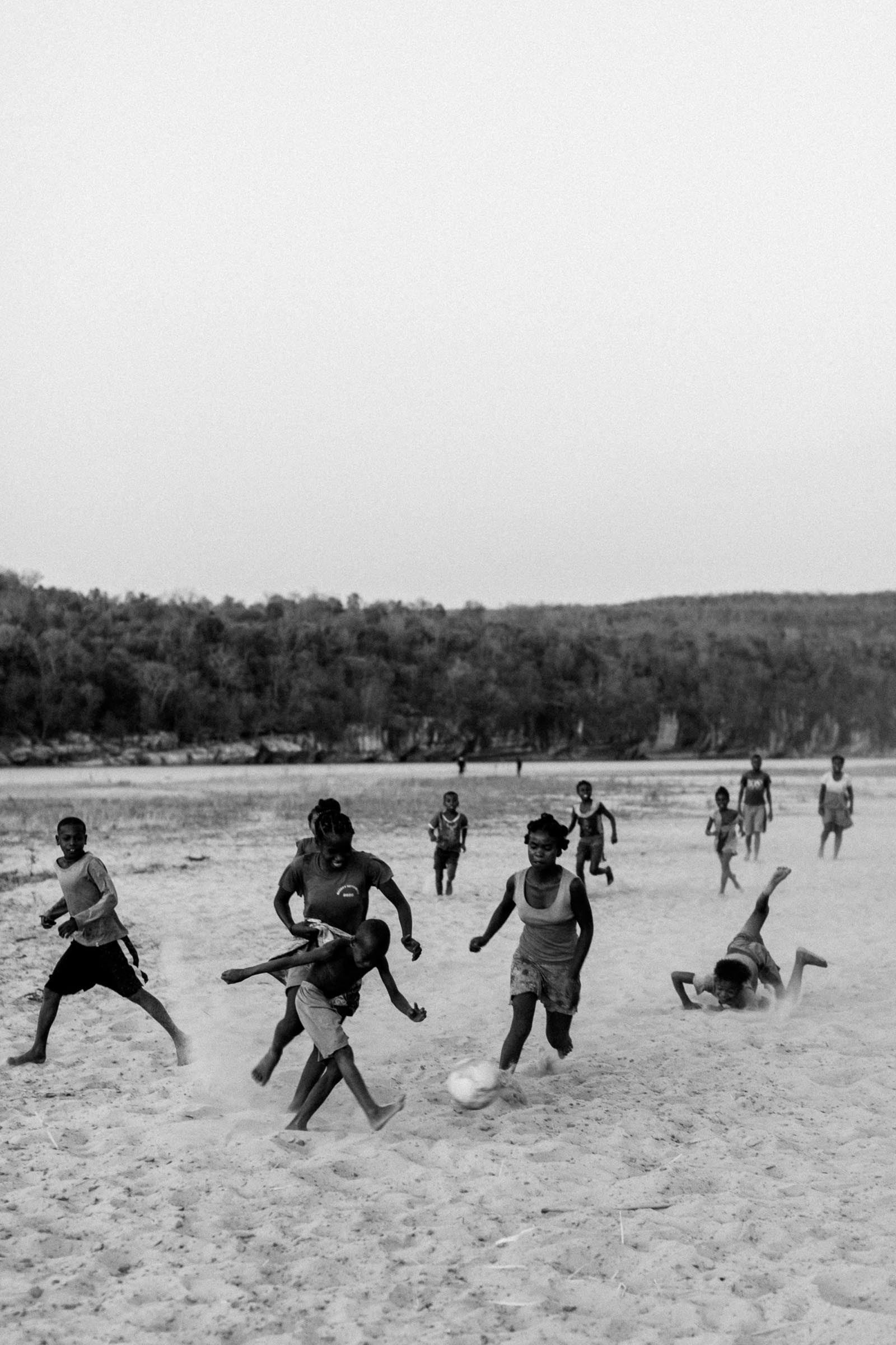 Photographie de Mathieu Dété, photographe de mariage et de voyage à la Réunion 974, présentant une photo en noir et blanc d'un voyage à Madagascar, avec des enfants jouant au foot