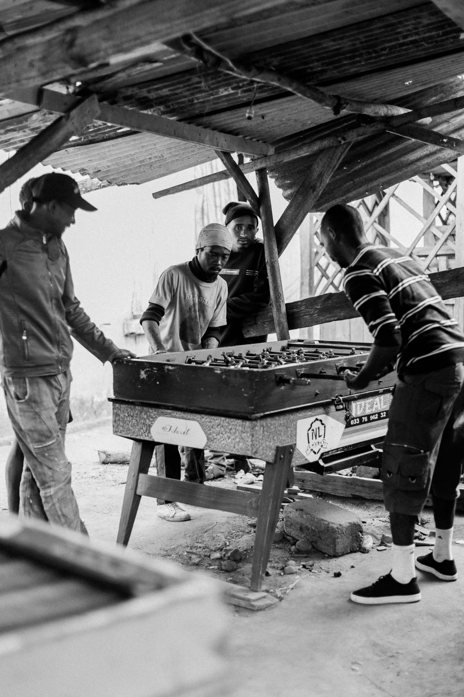 Photographie de Mathieu Dété, photographe de mariage et de voyage à la Réunion 974, présentant des malgaches jouant au baby foot, lors d'un voyage à Madagascar