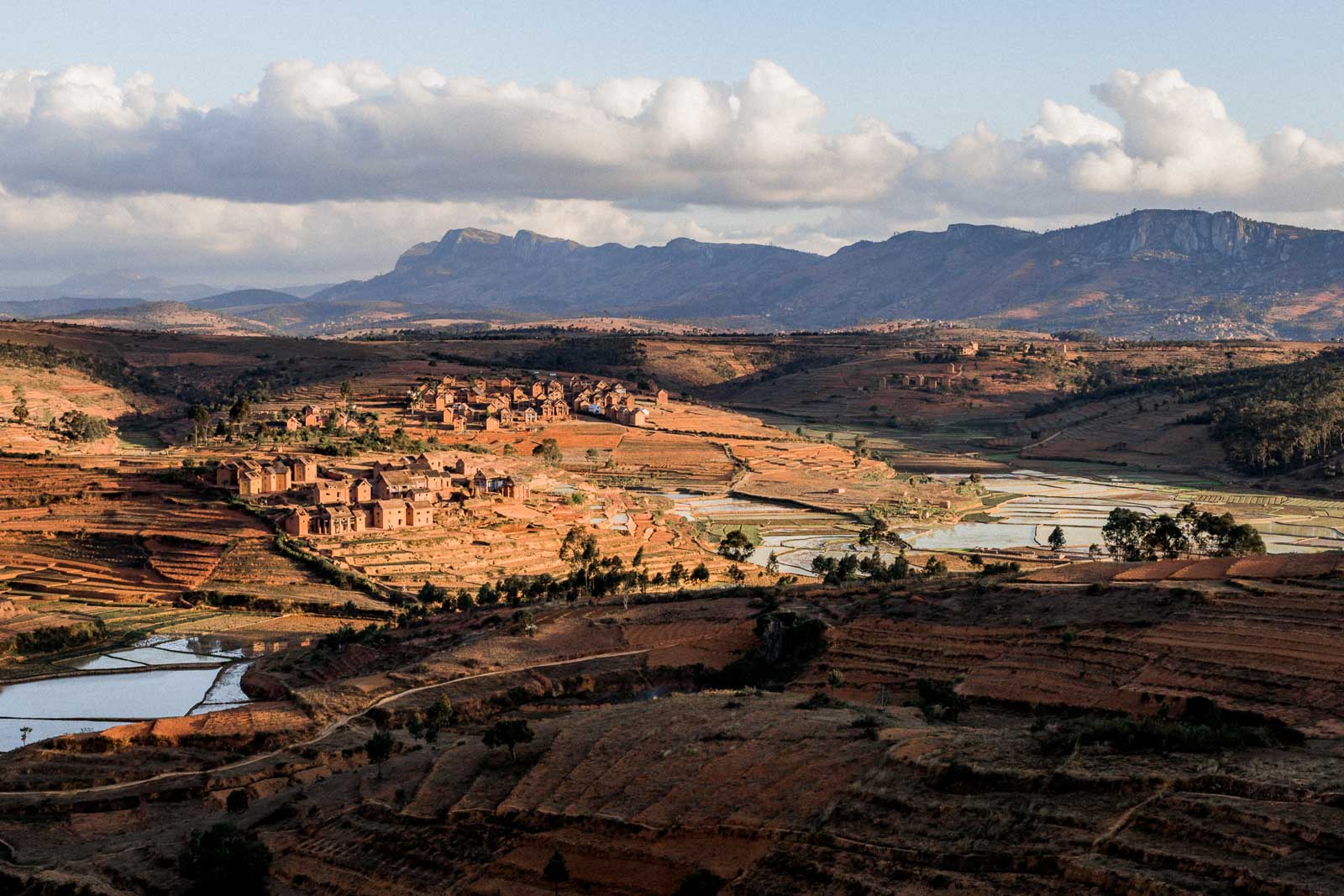 Photographie de Mathieu Dété, photographe de mariage et de voyage à la Réunion 974, présentant une photo de paysage d'un voyage à Madagascar, avec les rizières dans la campagne