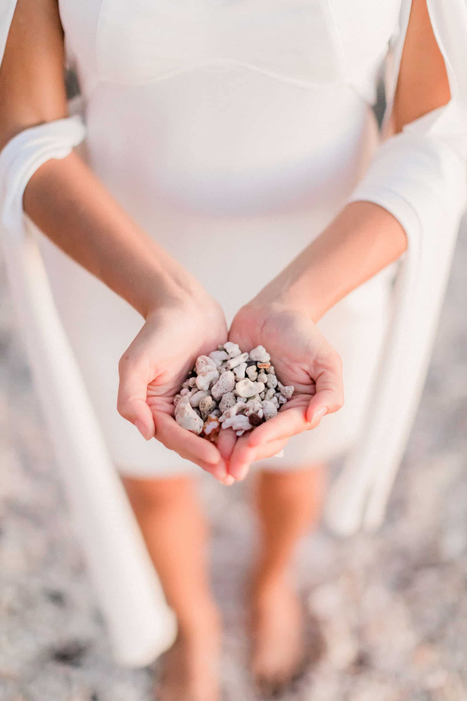 Photographie de Mathieu Dété, photographe de mariage, de mode et de couple à Saint-Leu sur l'île de la Réunion 974, présentant les coraux dans les mains d'une mannequin