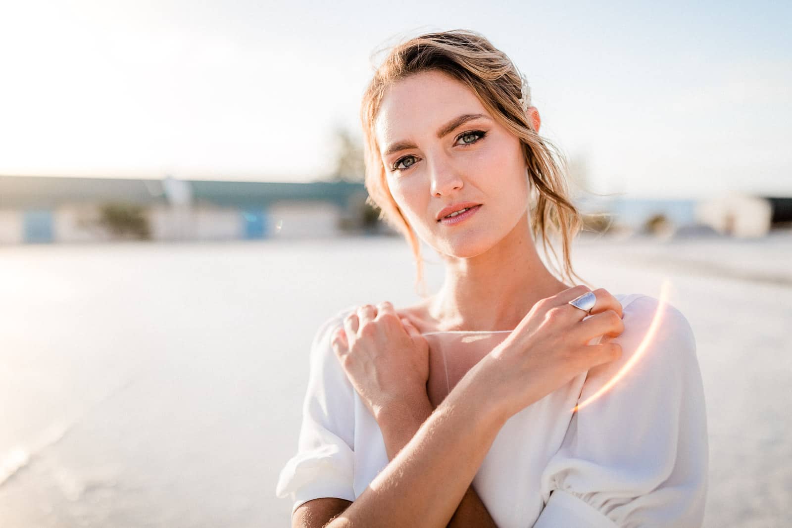 Photographie de Mathieu Dété, photographe de mariage, de mode et de fiançailles à Saint-Paul sur l'île de la Réunion 974, présentant Emma, mannequin, en robe de mariée de la marque Maison Mananne, au milieu des bassins de sel