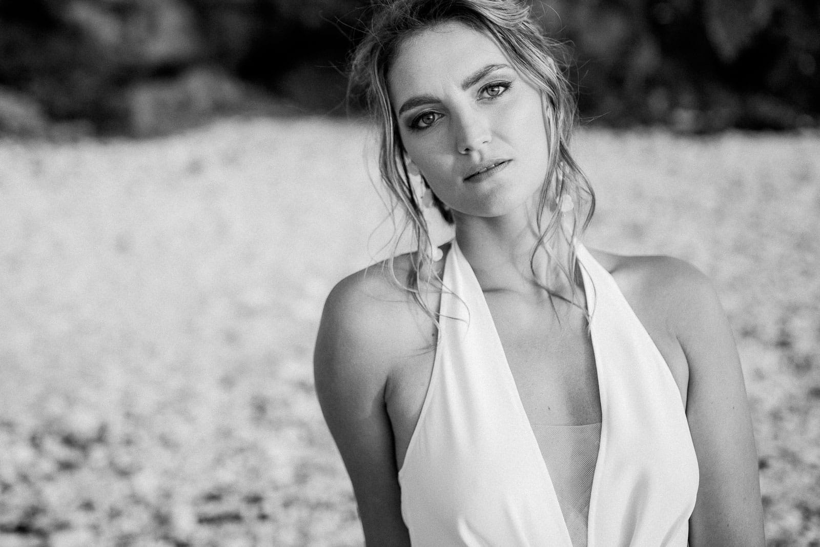 Photographie de Mathieu Dété, photographe de mariage, de mode et de fiançailles à Saint-Paul sur l'île de la Réunion 974, présentant Emma, mannequin, en robe de mariée de la marque Maison Mananne, en noir et blanc